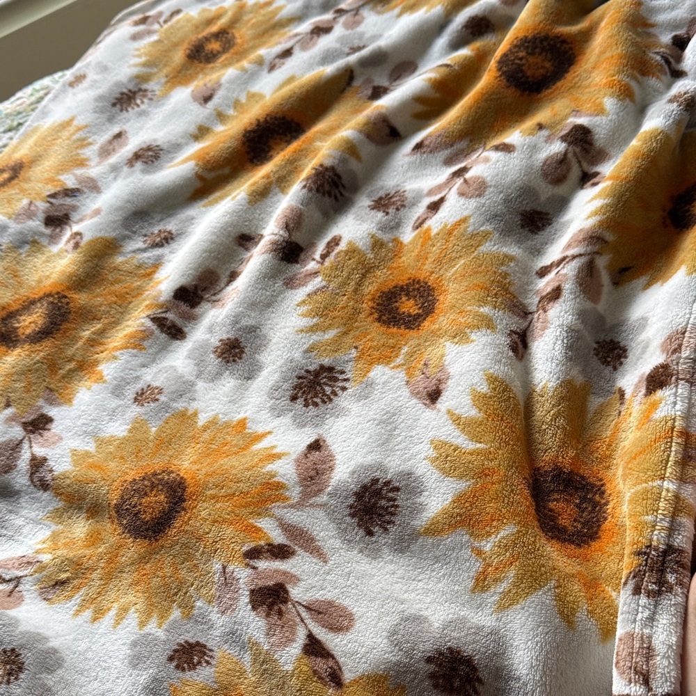 Soft Sunflower Print Plush Throw Blanket - White & Yellow